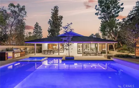 16105 Clear Oak Dr, Encino, CA 91436