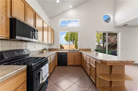 Kitchen - 38208 Grant Dr, Palmdale, CA 93552 photo 4 of 5