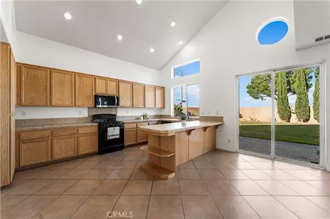 Kitchen - 38208 Grant Dr, Palmdale, CA 93552 photo 1 of 5