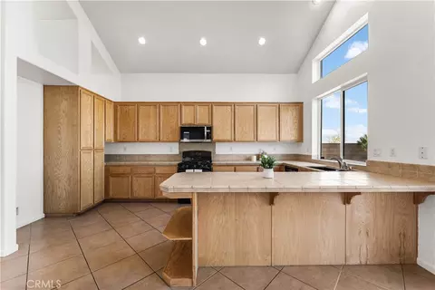 Kitchen - 38208 Grant Dr, Palmdale, CA 93552 photo 2 of 5