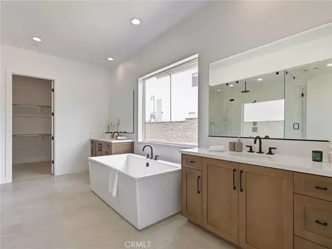 Bath - 11910 Red Hawk Ln, Porter Ranch, CA 91326 photo 4 of 9
