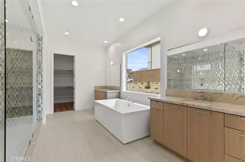 Bath - 11910 Red Hawk Ln, Porter Ranch, CA 91326 photo 2 of 6
