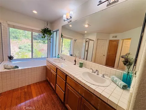 Bath - 2114 Laura Dr, Escondido, CA 92027 photo 2 of 5