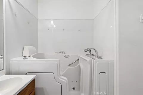 Bath - 21716 Jack Pl, Saugus, CA 91350 photo 2 of 3