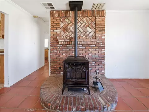 Living - 29935 Maypath Rd, Juniper Hills, CA 93543 photo 5 of 5