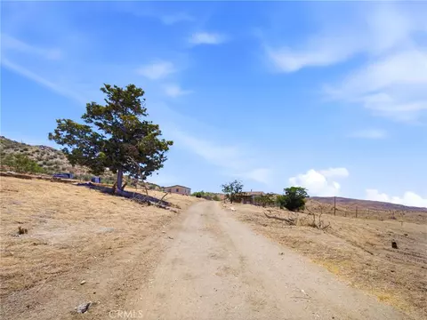 Exterior - 29935 Maypath Rd, Juniper Hills, CA 93543 photo 26 of 30