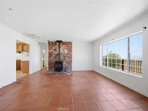 Living - 29935 Maypath Rd, Juniper Hills, CA 93543 photo 4 of 5