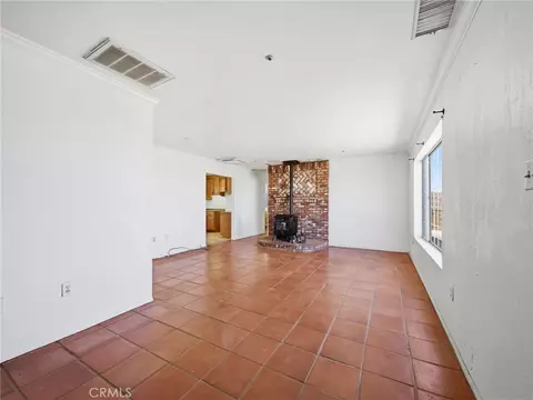 Living - 29935 Maypath Rd, Juniper Hills, CA 93543 photo 3 of 5
