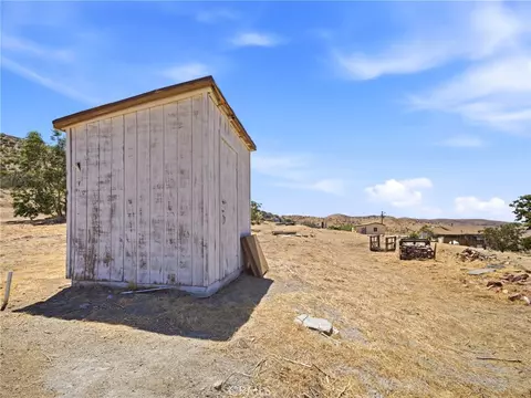 Exterior - 29935 Maypath Rd, Juniper Hills, CA 93543 photo 18 of 30