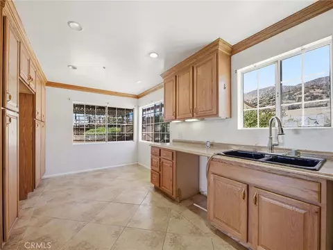 Kitchen - 29935 Maypath Rd, Juniper Hills, CA 93543 photo 1 of 3
