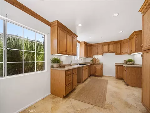 Kitchen - 29935 Maypath Rd, Juniper Hills, CA 93543 photo 2 of 3