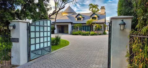 Exterior - 13157 Chandler Blvd, Sherman Oaks, CA 91401 photo 3 of 14