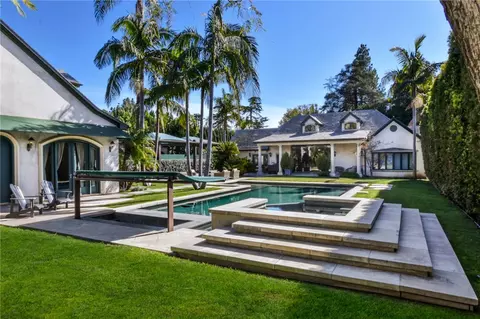 Exterior - 13157 Chandler Blvd, Sherman Oaks, CA 91401 photo 8 of 14