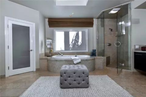 Bath - 13157 Chandler Blvd, Sherman Oaks, CA 91401 photo 3 of 4