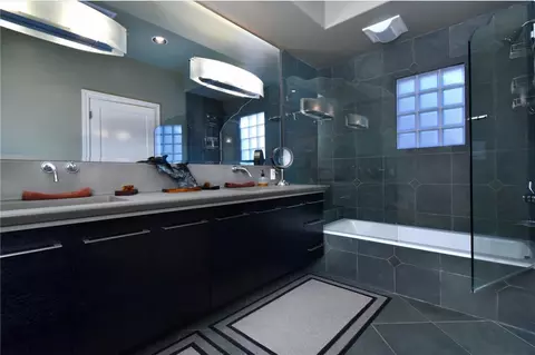 Bath - 13157 Chandler Blvd, Sherman Oaks, CA 91401 photo 2 of 4