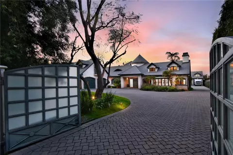Exterior - 13157 Chandler Blvd, Sherman Oaks, CA 91401 photo 1 of 14