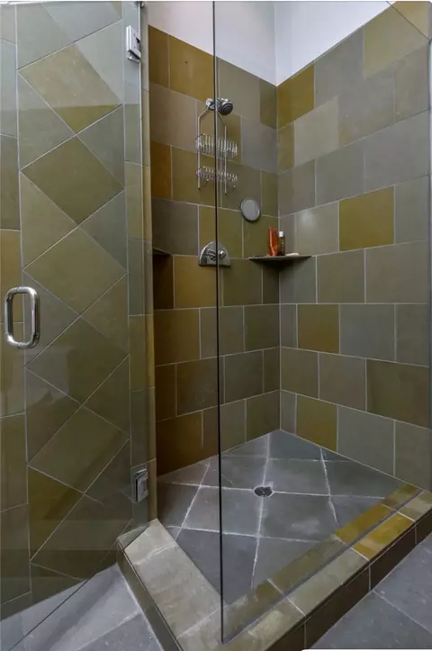 Bath - 13157 Chandler Blvd, Sherman Oaks, CA 91401 photo 4 of 4