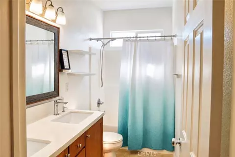 Bath - 908 Laura Ln, Tehachapi, CA 93561 photo 1 of 2