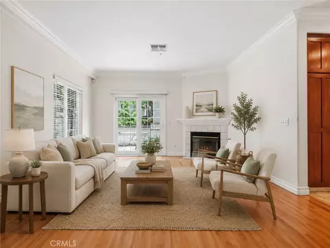 Living - 2455 Oneida St #A, Pasadena, CA 91107 photo 3 of 8
