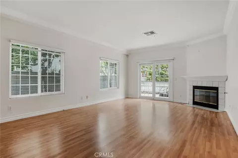 Living - 2455 Oneida St #A, Pasadena, CA 91107 photo 2 of 4