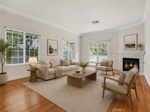 Living - 2455 Oneida St #A, Pasadena, CA 91107 photo 1 of 8
