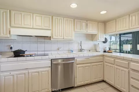 Kitchen - 5555 Canyon Crst #2F, Riverside, CA 92507 photo 2 of 4