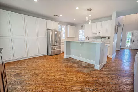 Kitchen - 25317 Oak Ridge Dr, Saugus, CA 91350 photo 2 of 4
