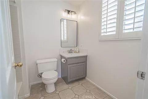 Bath - 25317 Oak Ridge Dr, Saugus, CA 91350 photo 1 of 6