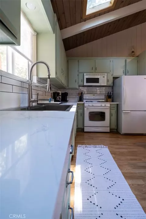 Kitchen - 29054 Alder Ter, Cedar Glen, CA 92321 photo 3 of 3