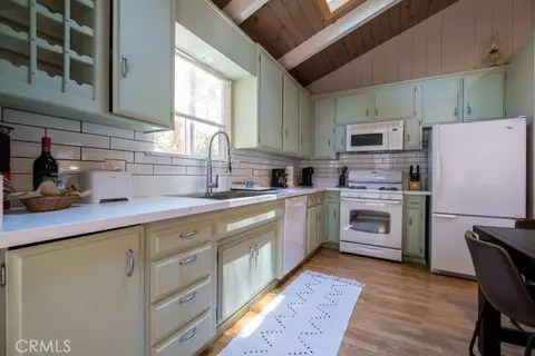 Kitchen - 29054 Alder Ter, Cedar Glen, CA 92321 photo 2 of 3