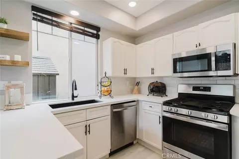 Kitchen - 27631 Iris Pl, Castaic, CA 91384 photo 2 of 2