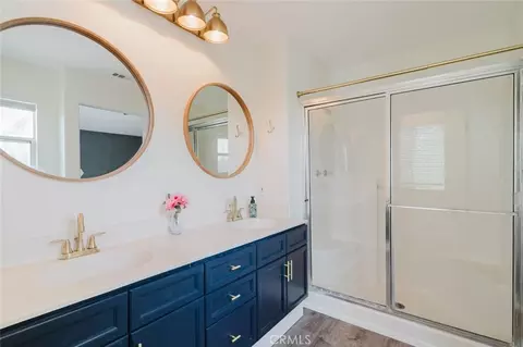 Bath - 27631 Iris Pl, Castaic, CA 91384 photo 3 of 4