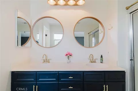 Bath - 27631 Iris Pl, Castaic, CA 91384 photo 2 of 4
