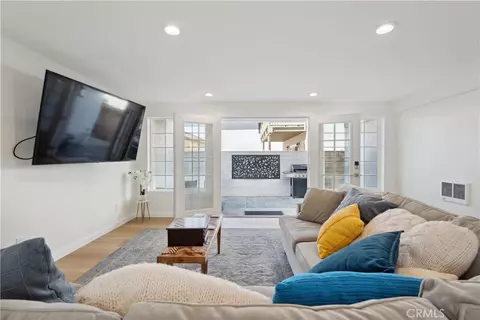 Living - 4920 Island View St, Oxnard, CA 93035 photo 4 of 4
