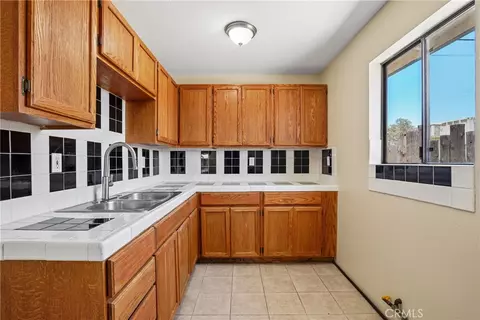 Kitchen - 49272 Hibiscus Dr, Morongo Valley, CA 92256 photo 4 of 6
