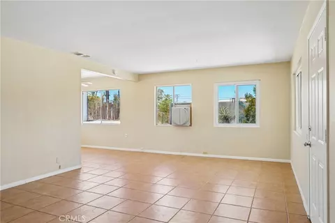 Living - 49272 Hibiscus Dr, Morongo Valley, CA 92256 photo 2 of 9