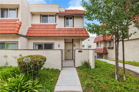 17955 River Cir #4, Canyon Country, CA 91387