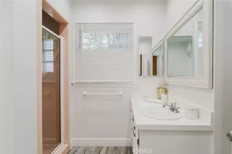 Bath - 6638 Blucher Ave, Van Nuys, CA 91406 photo 2 of 5