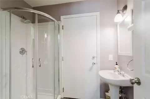 Bath - 6638 Blucher Ave, Van Nuys, CA 91406 photo 5 of 5