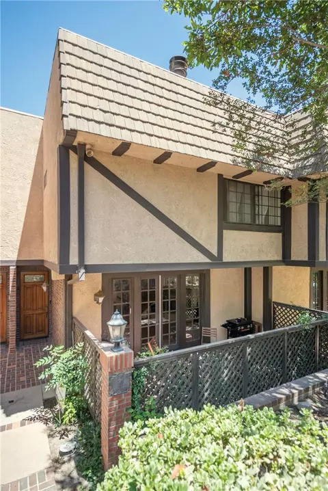 24420 Victory #06, Woodland Hills, CA 91367