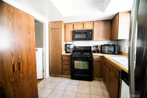 Kitchen - 639 E Olive #5, Burbank, CA 91501 photo 3 of 4