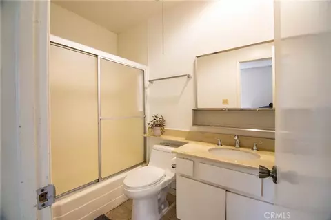 Bath - 639 E Olive #5, Burbank, CA 91501 photo 2 of 5