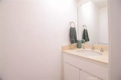 Bath - 639 E Olive #5, Burbank, CA 91501 photo 1 of 5