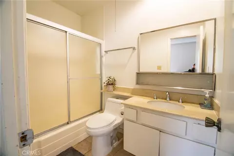 Bath - 639 E Olive #5, Burbank, CA 91501 photo 3 of 5