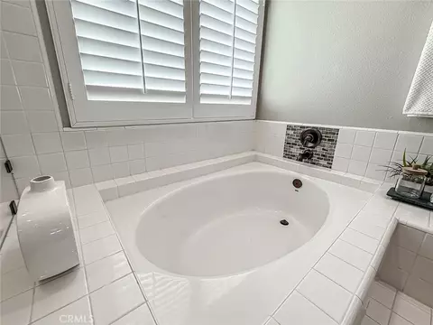 Bath - 549 Myrtle Ct, Oak Park, CA 91377 photo 10 of 11