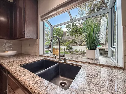 Kitchen - 549 Myrtle Ct, Oak Park, CA 91377 photo 3 of 5