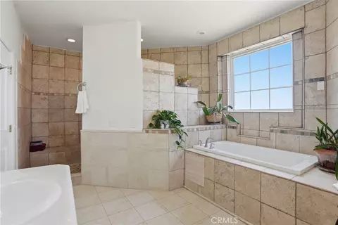 Bath - 19701 Dovetail, Tehachapi, CA 93561 photo 4 of 6