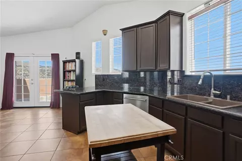 Kitchen - 19701 Dovetail, Tehachapi, CA 93561 photo 3 of 5