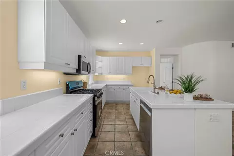 Kitchen - 28454 Cascade, Castaic, CA 91384 photo 3 of 4
