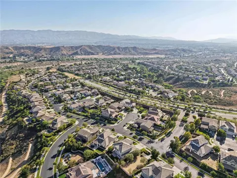 View/Area - 22384 Riverstream Ct, Saugus, CA 91350 photo 8 of 12